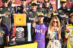 Sieger Denny Hamlin, Joe Gibbs Racing, Toyota, mit Freundin Jordan Fish