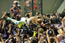 Winnaar Nico Rosberg, Mercedes AMG F1 viert met het team