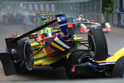 Lucas di Grassi, ABT Schaeffler Audi Sport and Sébastien Buemi, Renault e.Dams crash in the first co