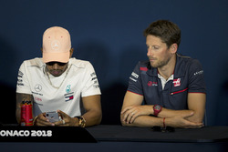 Lewis Hamilton, Mercedes-AMG F1 ve Romain Grosjean, Haas F1 basın toplantısındalar