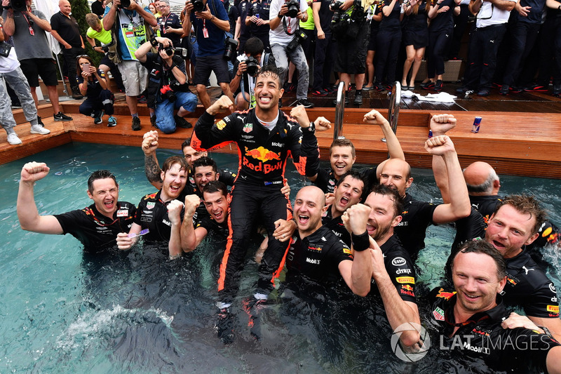 Race winner Daniel Ricciardo, Red Bull Racing celebrates with the team in the Red Bull Energy Station swimming pool