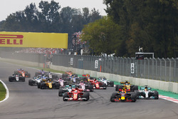 Max Verstappen, Red Bull Racing RB13, Sebastian Vettel, Ferrari SF70H, Lewis Hamilton, Mercedes AMG