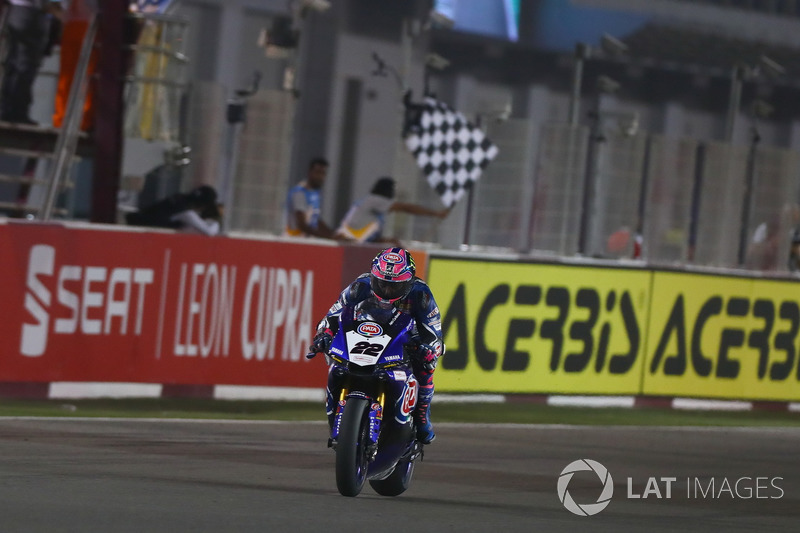 Checkered flag for Alex Lowes, Pata Yamaha