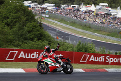 Carlos Checa guida una Ducati al Nordschleife