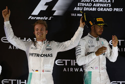 Подіум: переможець гонки Льюїс Хемілтон, Mercedes AMG F1 W07 Hybrid, друге місце Ніко Росберг, Merce