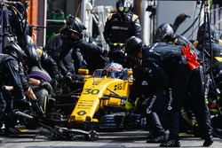Jolyon Palmer, Renault Sport F1 Team RS17, pit stop action