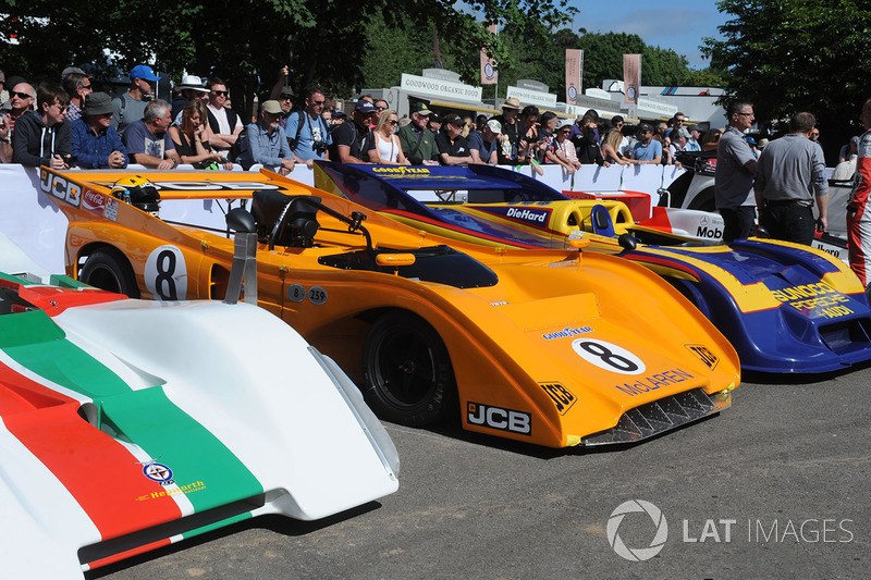 Машины чемпионата Can-Am. В центре – McLaren M8F