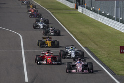 Sergio Pérez, Sahara Force India VJM10 y Sebastian Vettel, Ferrari SF70H