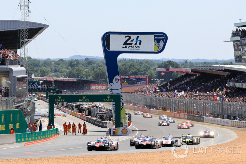 Start: #7 Toyota Gazoo Racing Toyota TS050 Hybrid: Mike Conway, Kamui Kobayashi, Stéphane Sarrazin leads
