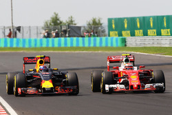 Duel tussen Max Verstappen, Red Bull Racing RB12 en Kimi Raikkonen, Ferrari SF16-H