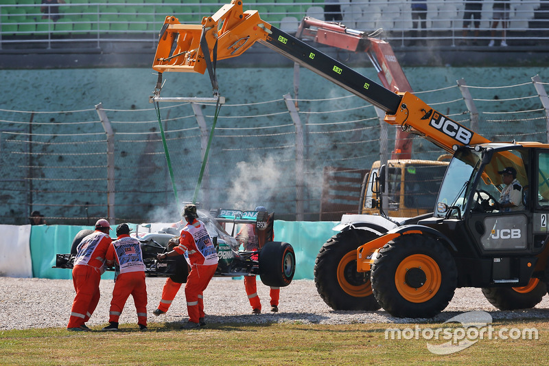 Lewis Hamilton, Mercedes AMG F1 W07 Hybrid si ritira dalla gara per la rottura del motore