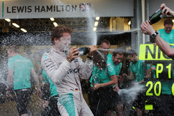 Race winner Nico Rosberg, Mercedes AMG F1 celebrates with the team