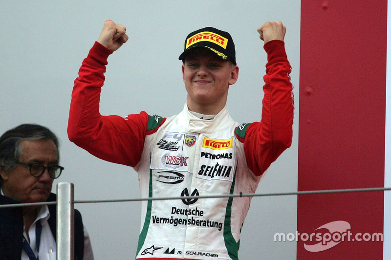 Podio Gara 2: il vincitore Mick Schumacher, Prema Powerteam