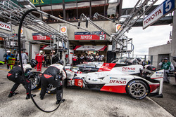 Pitstop en laatste rijderwissel bij de #5 Toyota Racing Toyota TS050 Hybrid: Anthony Davidson, Sébas