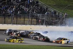 William Byron, Hendrick Motorsports, Chevrolet Camaro Liberty University, Clint Bowyer, Stewart-Haas Racing, Haas 30 Years of the VF1 y Ryan Newman, Richard Childress Racing, Chevrolet Camaro Bass Pro Shops / Cabela's wreck