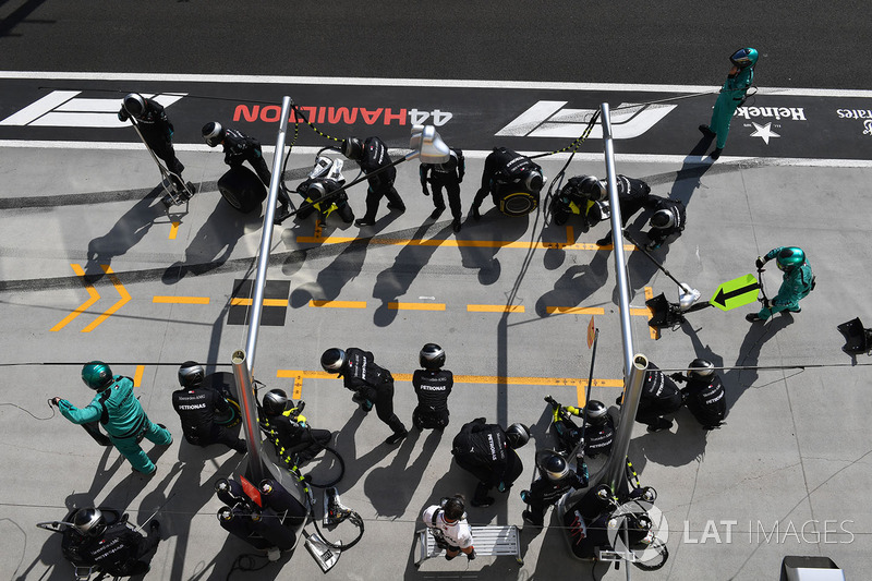 Les mécaniciens Mercedes AMG F1 se préparent pour un arrêt au stand