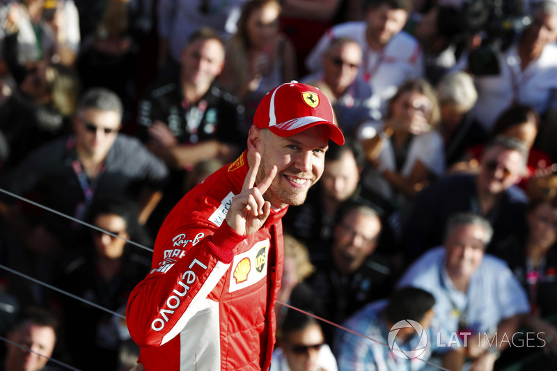 Sebastian Vettel, Ferrari, festeggia la vittoria sul podio