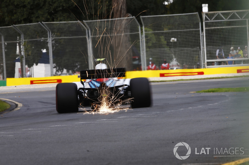 Sergey Sirotkin, Williams FW41 Mercedes, solleva scintille