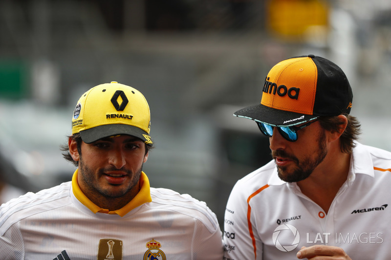 Carlos Sainz Jr., Renault Sport F1 Team, y Fernando Alonso, McLaren
