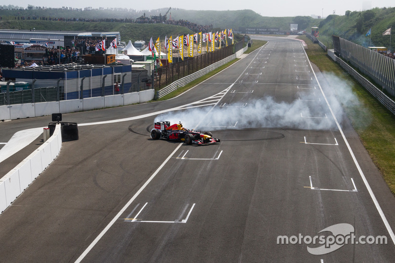 A Red Bull zandvoorti F1-es parádéja