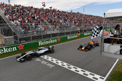 Valtteri Bottas, Mercedes-AMG F1 W09 en Max Verstappen, Red Bull Racing RB14 krijgen de finishvlag van Winnnie Harlow (CDN)