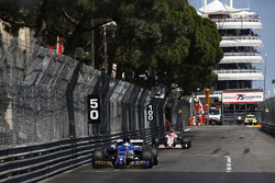 Marcus Ericsson, Sauber C36; Esteban Ocon, Sahara Force India F1 VJM10