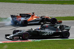 Fernando Alonso, McLaren MCL32 spins into the gravel