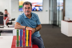 Rainer W. Schlegelmilch im Büro von Motorsport Network