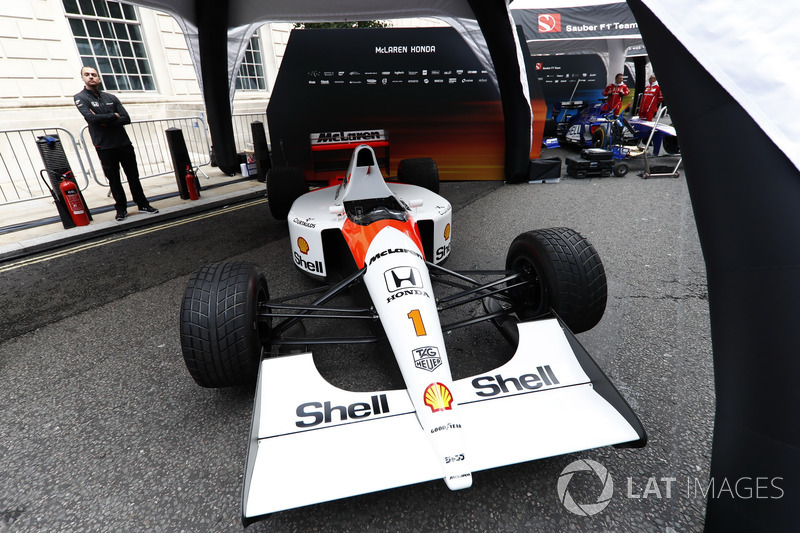 Un McLaren Honda MP4/6 1991 debajo de un toldo para el desfile de las calles de Londres de la Fórmula 1