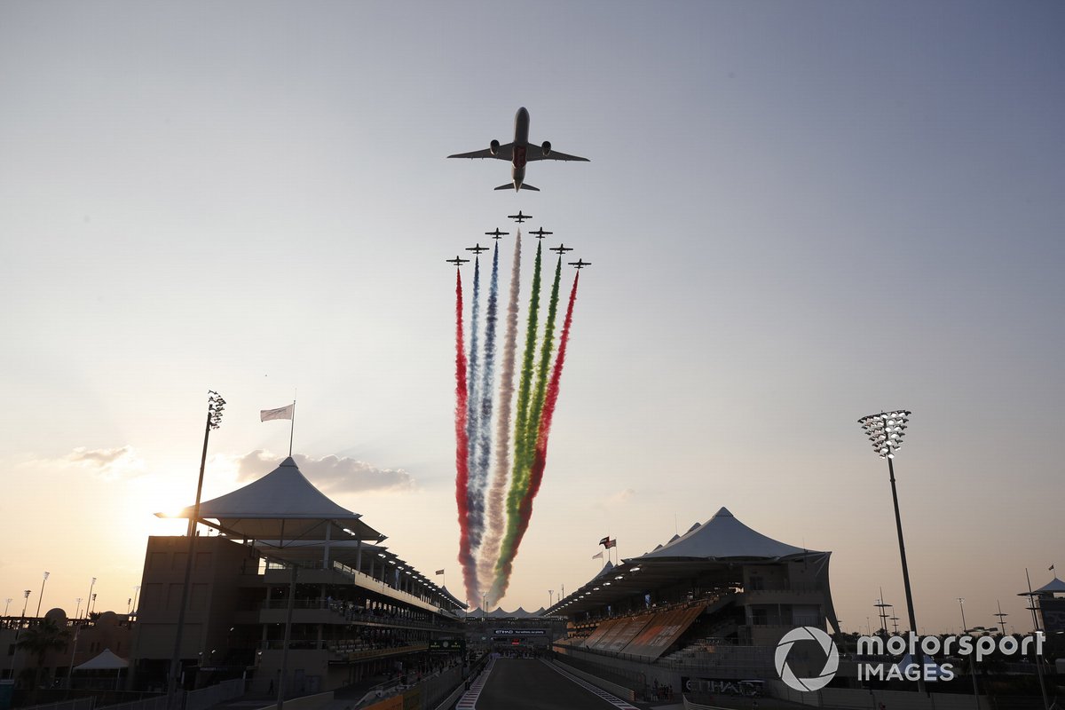 Al Fursan escort a Boeing 787 Dreamliner of Etihad in their Aermacchi MB-339NAT's