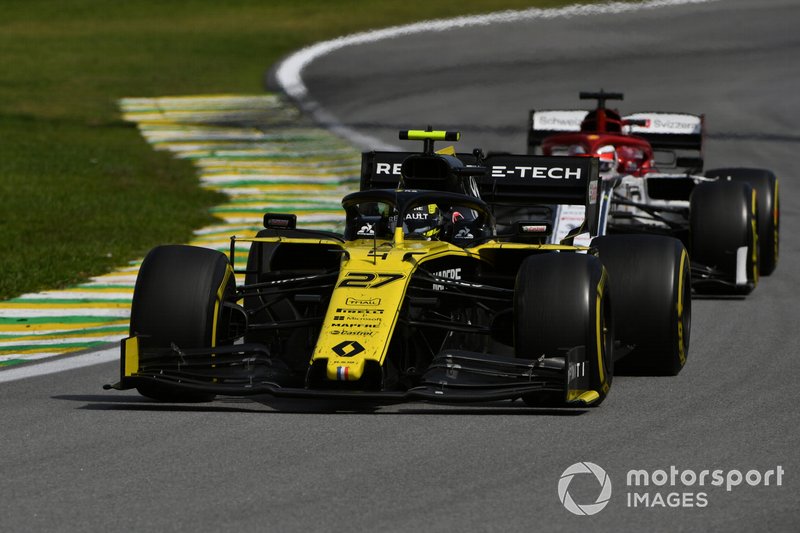Nico Hulkenberg, Renault F1 Team R.S. 19, y Kimi Raikkonen, Alfa Romeo Racing C38
