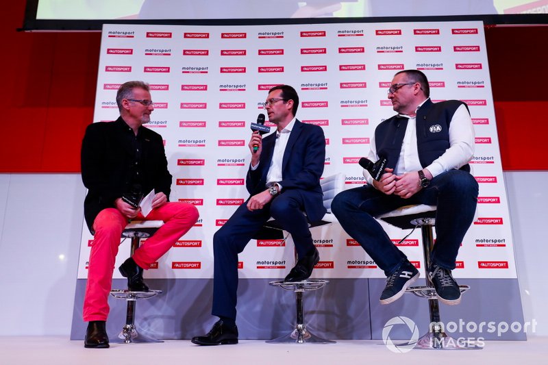 Colin Clark in gesprek met Oliver Ciesla en Yves Matton, WRC guests, op de Autosport Stage