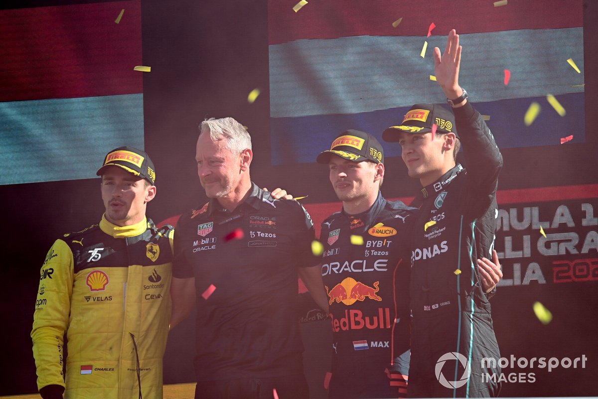 Podio: Jonathan Wheatley, director del equipo, Red Bull Racing, segundo lugar Charles Leclerc, Ferrari, ganador Max Verstappen, Red Bull Racing, tercero George Russell, Mercedes AMG