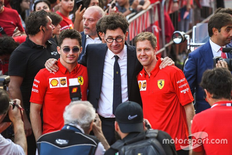 Mattia Binotto con sus dos pilotos, Charles Leclerc y Sebastian Vettel.