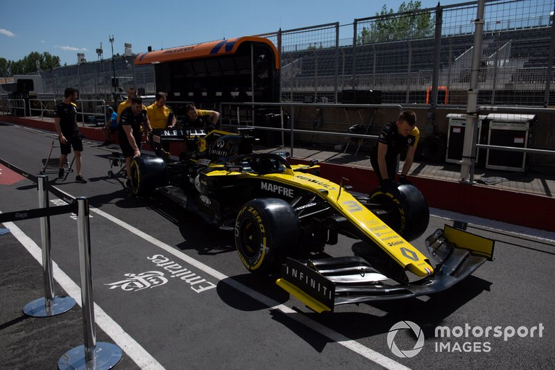 Renault mechanics push the Daniel Ricciardo Renault R.S.19 down the pit lane