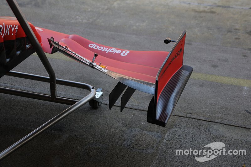 Ferrari SF90, dettaglio della paratia anteriore che è arcuata e inclinata per favorire i flussi out wash