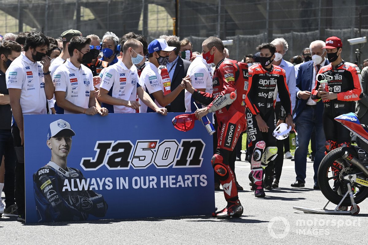 One minute silence untuk mengenang Jason Dupasquier pada GP Italia di Mugello, Minggu (30/5/2021)