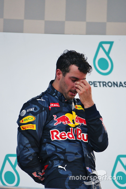 Il vincitore della gara Daniel Ricciardo, Red Bull Racing sul podio