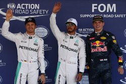 Top-drie: Nico Rosberg, Mercedes AMG F1, tweede; Lewis Hamilton, Mercedes AMG F1, pole-position; Max