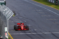 Yarış galibi Sebastian Vettel, Ferrari SF71H, Parc Ferme ve Lewis Hamilton, Mercedes AMG F1 W09