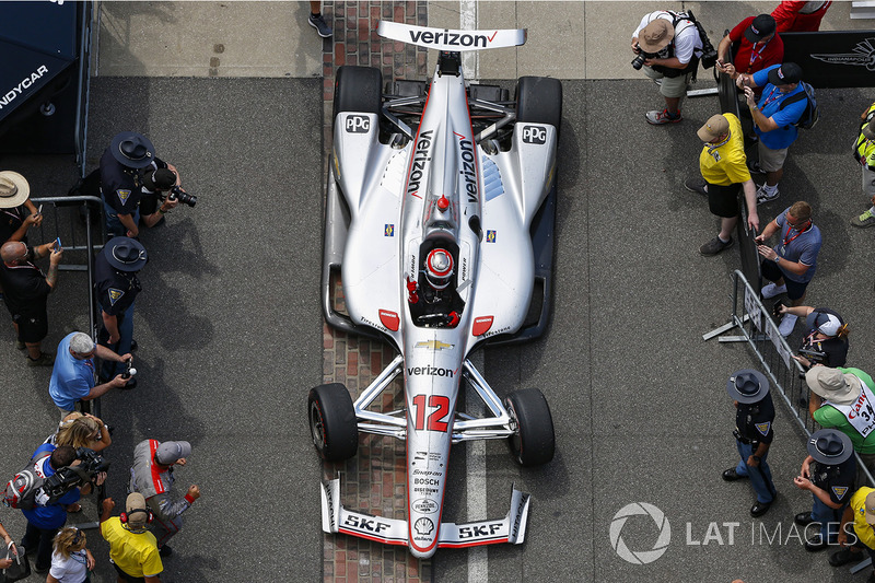 Il vincitore della gara Will Power, Team Penske Chevrolet, entra nel victory circle