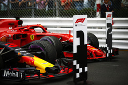 Daniel Ricciardo Red Bull Racing RB14 ve Sebastian Vettel Ferrari SF71H