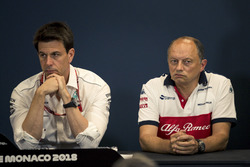 Керівник Mercedes AMG F1 Тото Вольфф, керіник Sauber Фредерік Вассьор