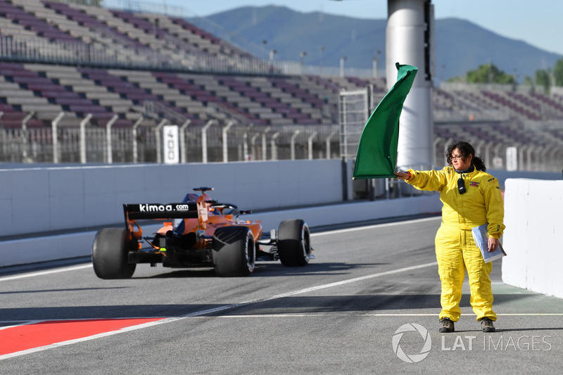 Marshals waves the green flag