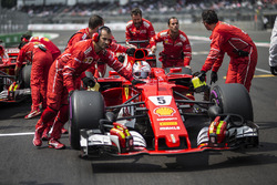 Sebastian Vettel, Ferrari SF70H, Ferrari mechanics