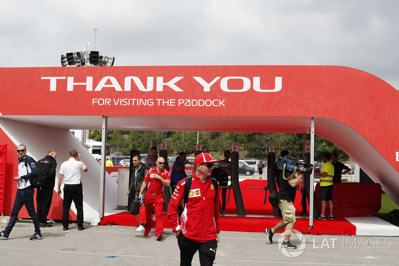 Kimi Raikkonen, Ferrari y Robert Kubica, Williams Martini Racing, llegan al paddock