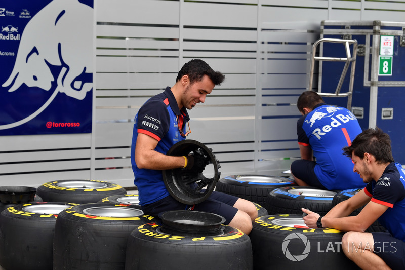 Механіки Scuderia Toro Rosso працюють з шинами Pirelli