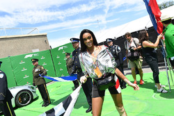 Winnie Harlow, y una bandera a cuadros