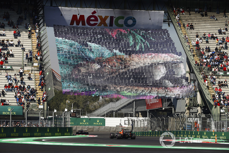 Fernando Alonso, McLaren MCL32, sigue un Ferrari a través de la sección del estadio