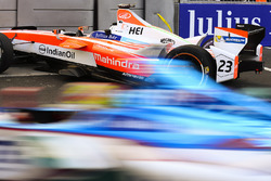 Robin Frijns, Amlin Andretti Formula E Team, passes the broken car of Nick Heidfeld, Mahindra Racing
